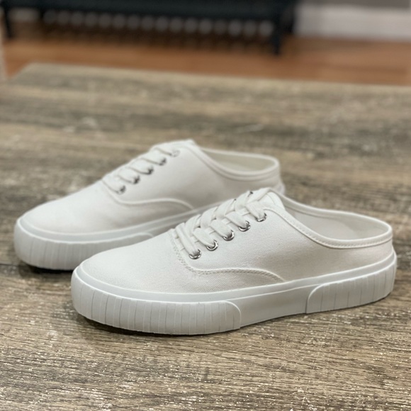 Steve Madden Shoes - Steve Madden Scotch White Canvas Slip On Sneakers Women’s size 9.5